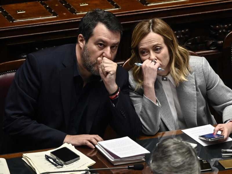 Lo spettacolo dei populismi italiani travolti dai numeri e dalla realtà (lo dice anche Macron)