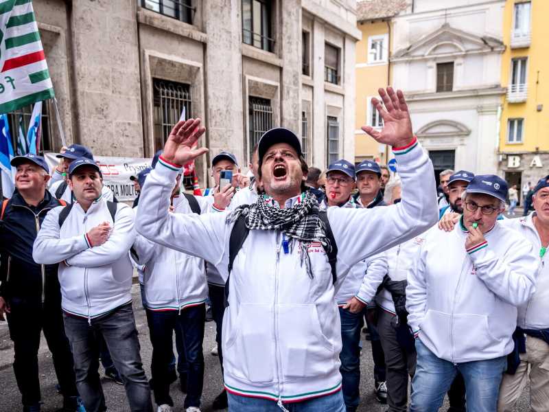 &nbsp;I lavoratori di Prysmian contro la chiusura dello stabilimento a Battipaglia - foto via Getty Images