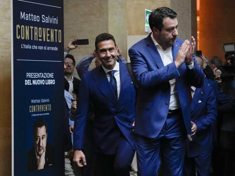Matteo Salvini con il generale Vannacci (foto LaPresse)