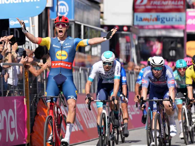La vittoria di Jonathan Milan nella 4a tappa del Giro d'Italia 2024 (foto LaPresse)