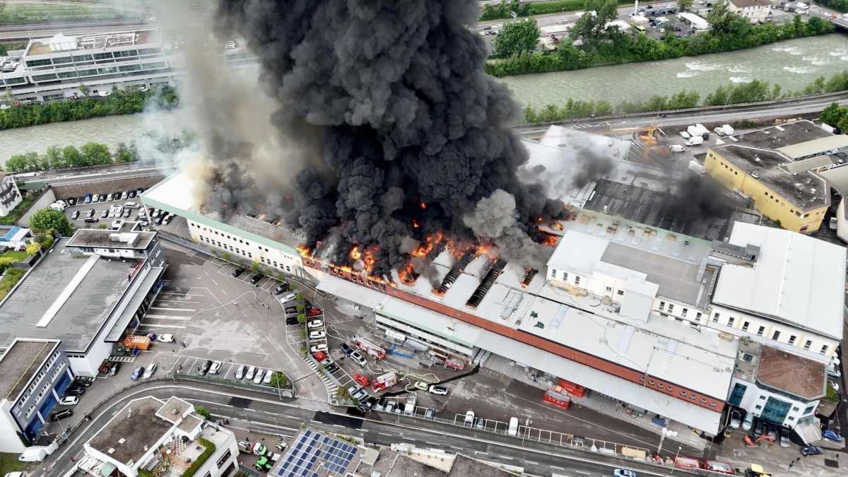 Immagine di Il grande incendio nell'azienda di colonnine elettriche Alpitronic