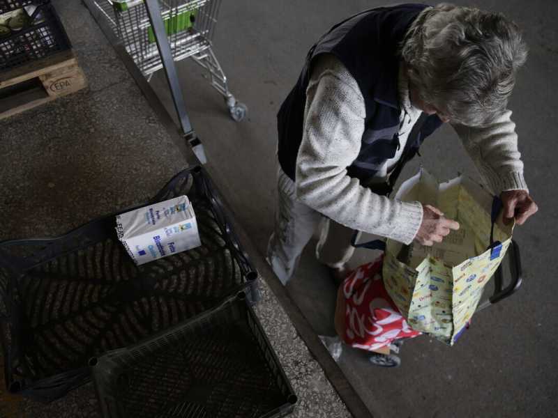 Roma, nella sede della Croce Rossa per ricevere i pacchi degli aiuti alimentari (LaPresse)&nbsp;<br />