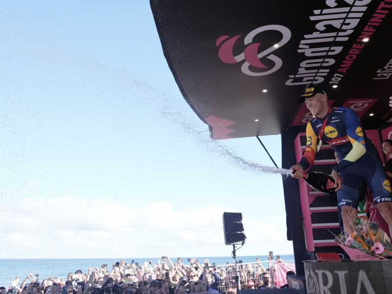 Jonathan Milan festeggia il successo delle quarta tappa del Giro d'Italia 2024 (foto LaPresse)