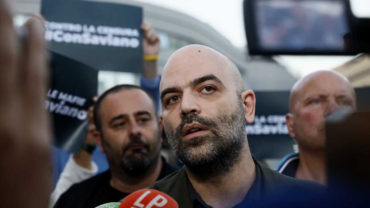 Immagine di Saviano confonde la felicità con l'Oktoberfest