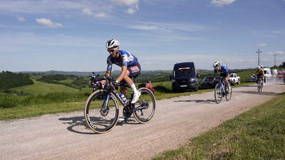 Immagine di Al Giro d'Italia polvere di Julian Alaphilippe