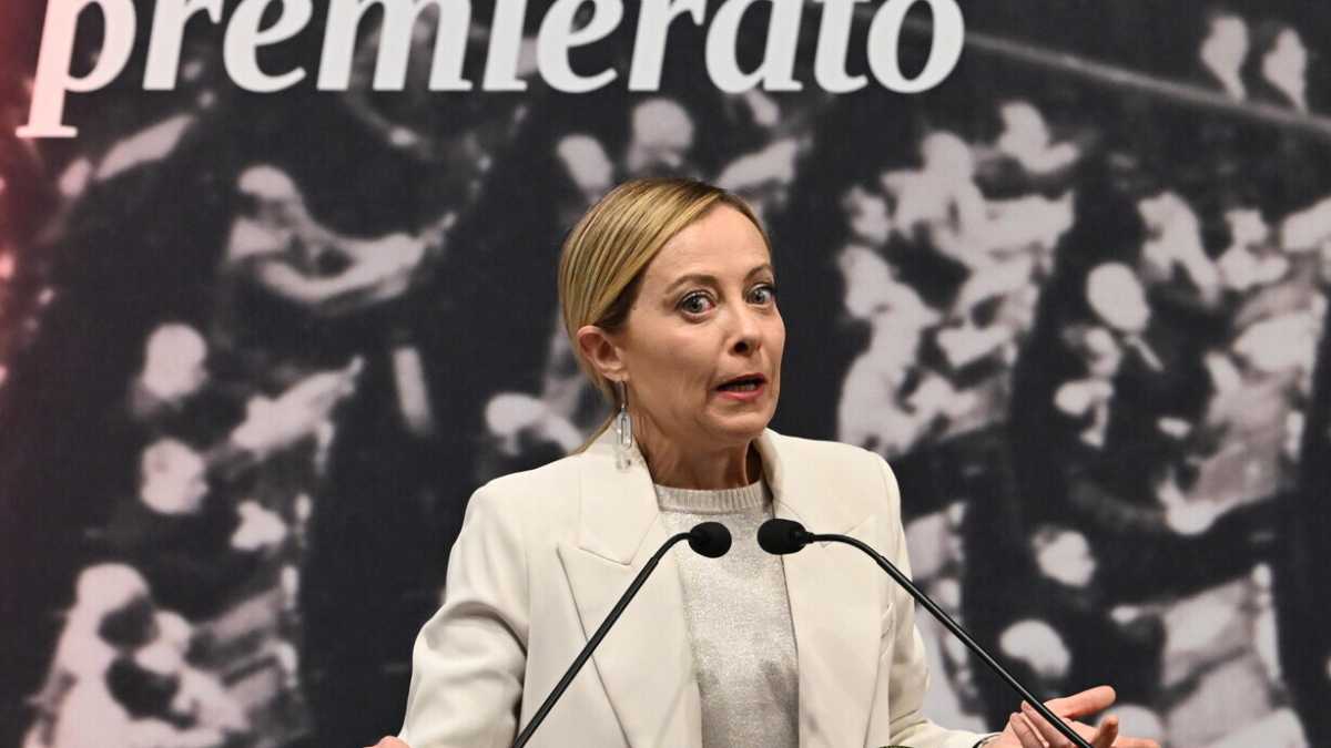 Immagine di Meloni e il premierato balera. "Voglio dialogare ma non getto la spugna", lobbisti, attori per la pacificazione