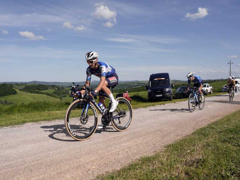 Julian Alaphilippe in un tratto di sterrato della 6a tappa del Giro d'Italia 2024 (foto LaPresse=)