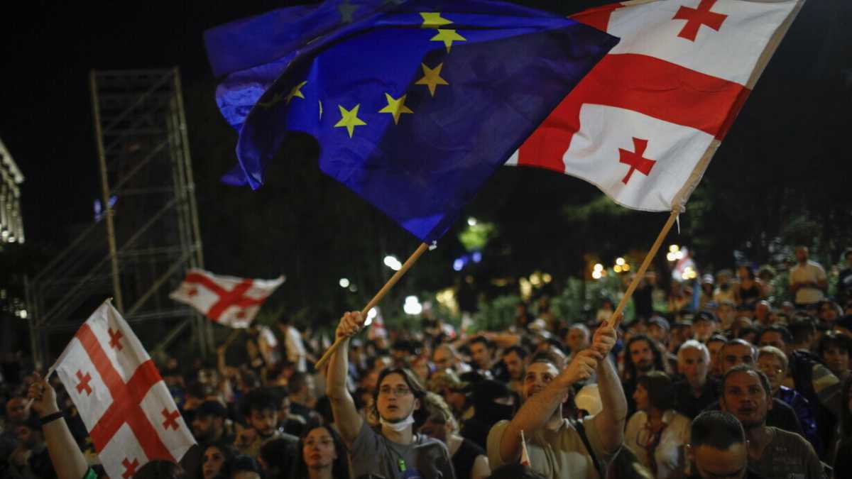 Immagine di Le mani di Mosca su Erevan e Tbilisi
