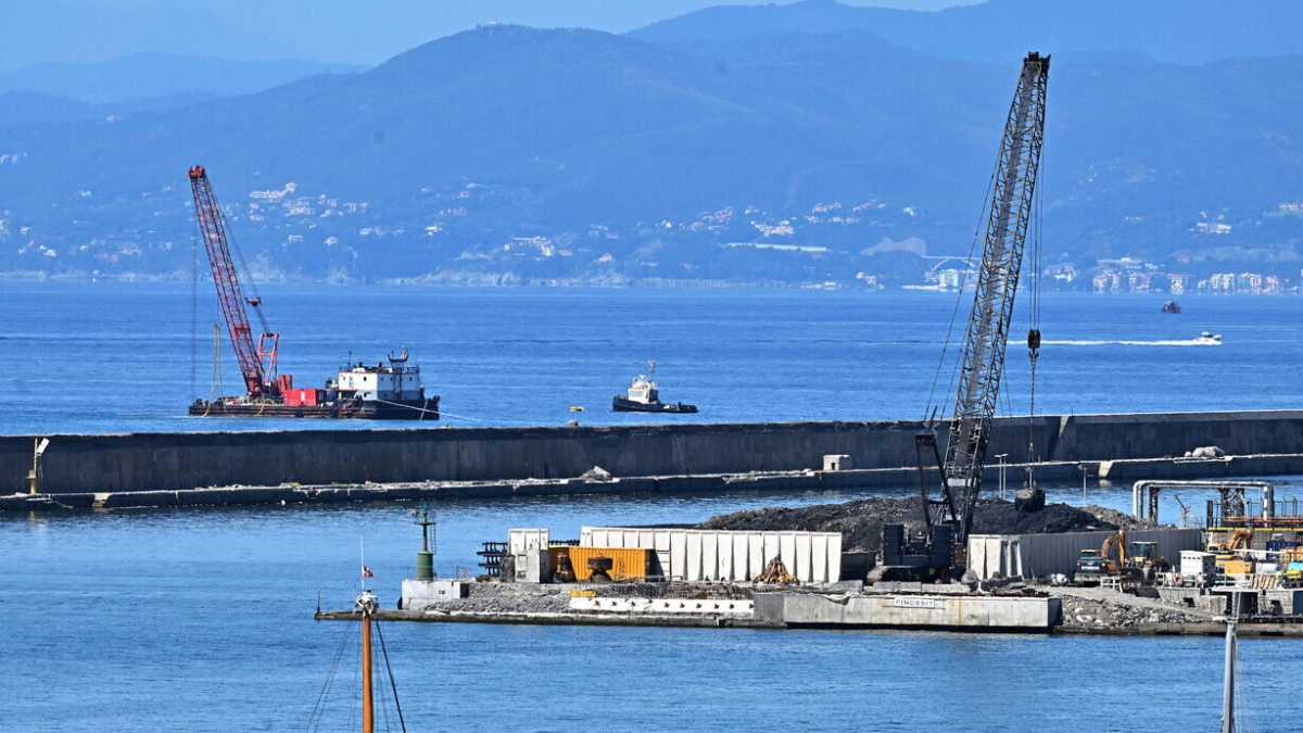 Immagine di Le mani sul porto di Genova