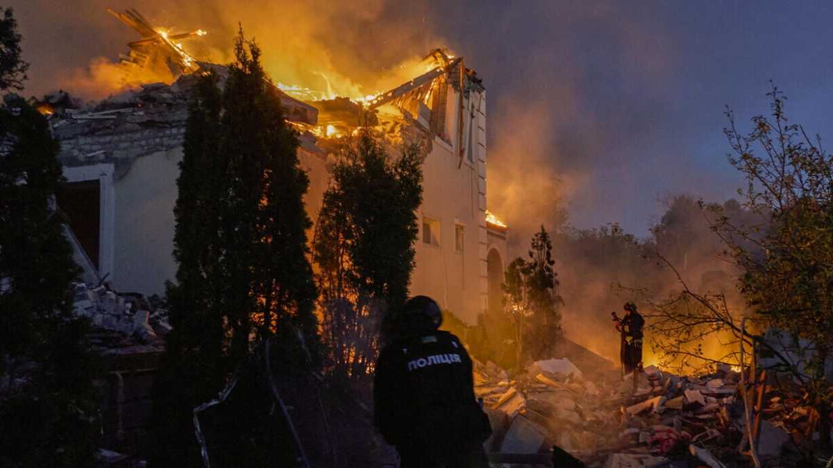 Immagine di I soldati di Putin minacciano Kharkiv. Kyiv ha un piano, e le immagini satellitari