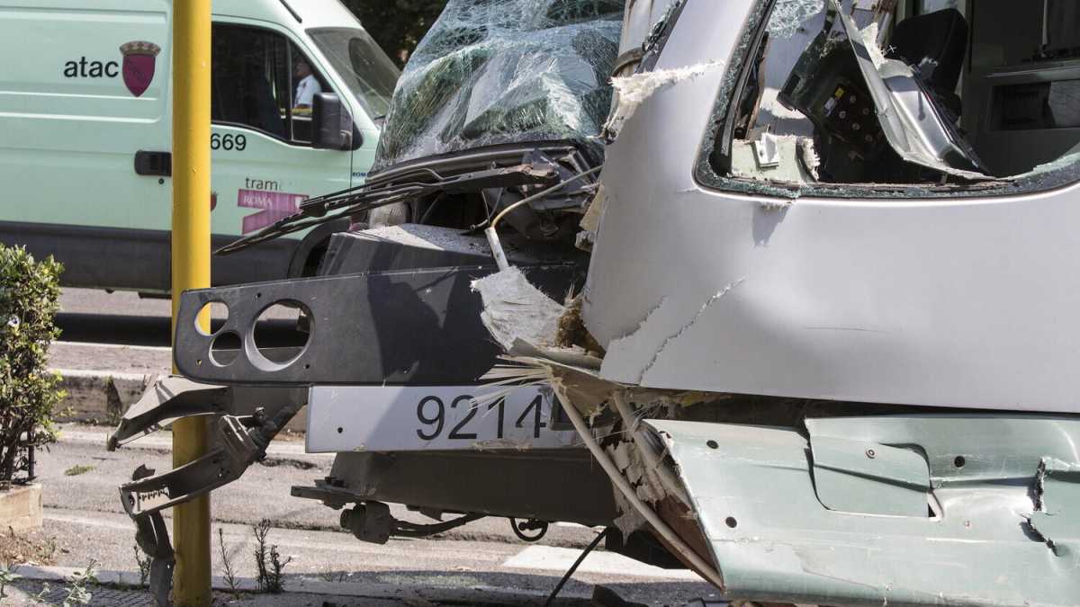 Immagine di Cristo si è fermato su ponte Sublicio. Storia surreale di un tram
