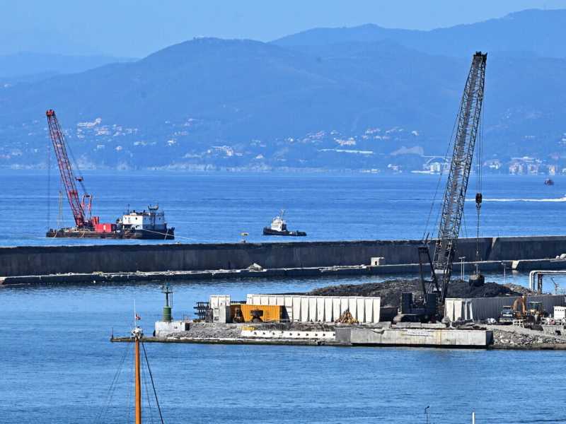 Le mani sul porto di Genova