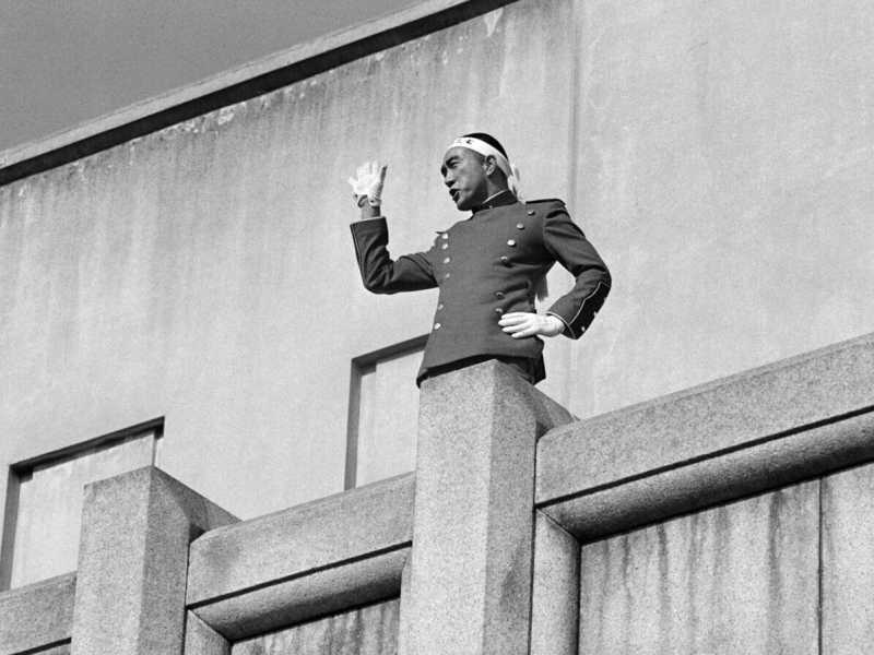 Yukio Mishima mentre tiene un discorso nel quartier generale delle Forze di autodifesa del Giappone, prima di suicidarsi (Ansa) <br />