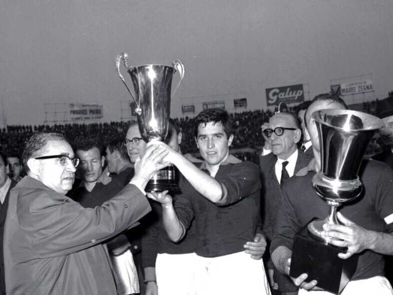 1964, la Roma conquista la Coppa Italia. Nella foto la regge Giancarlo De Sisti&nbsp; (Olycom)