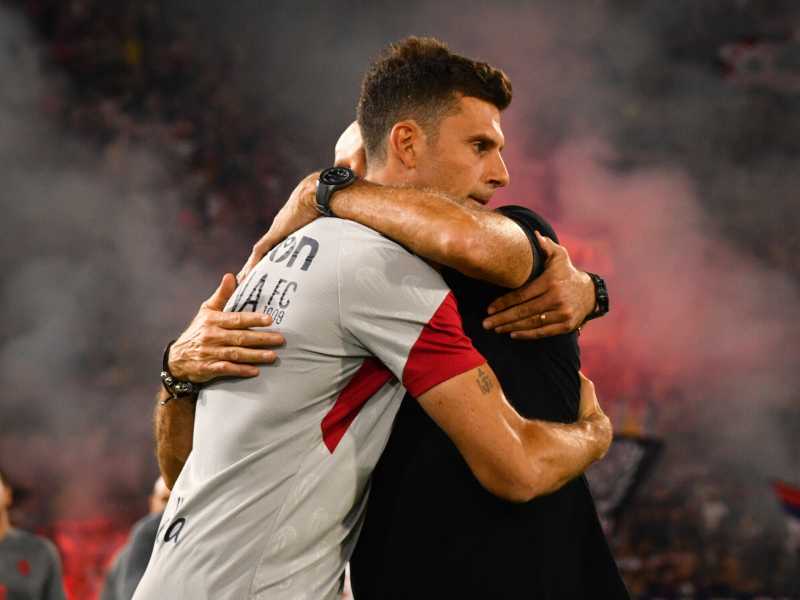  L'abbraccio tra Pioli e Thiago Motta - foto LaPresse