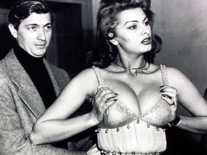 Sophia Loren durante la fitting session per il film &ldquo;Attila&rdquo; nel 1953 (foto Olycom)&nbsp;<br />