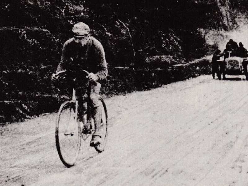 Luigi Ganna durante il Giro d'Italia 1909 (foto Wikimedia Commons)