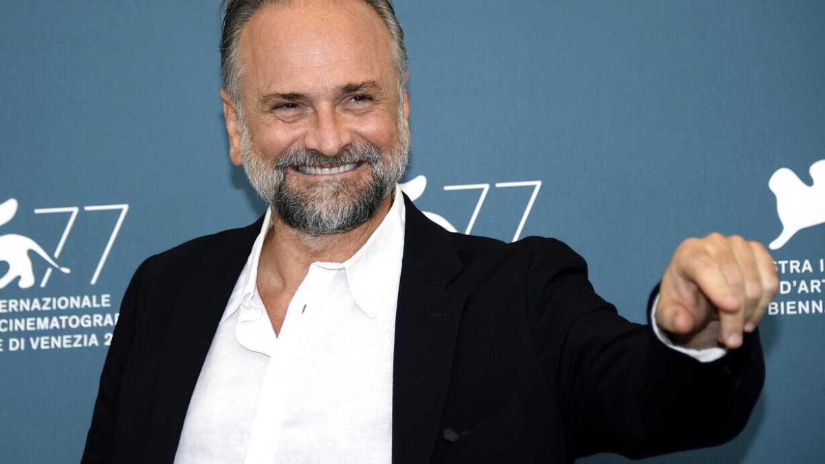 Immagine di Mussolini, Tolkien e Pino Insegno: colloquio con Massimo Popolizio