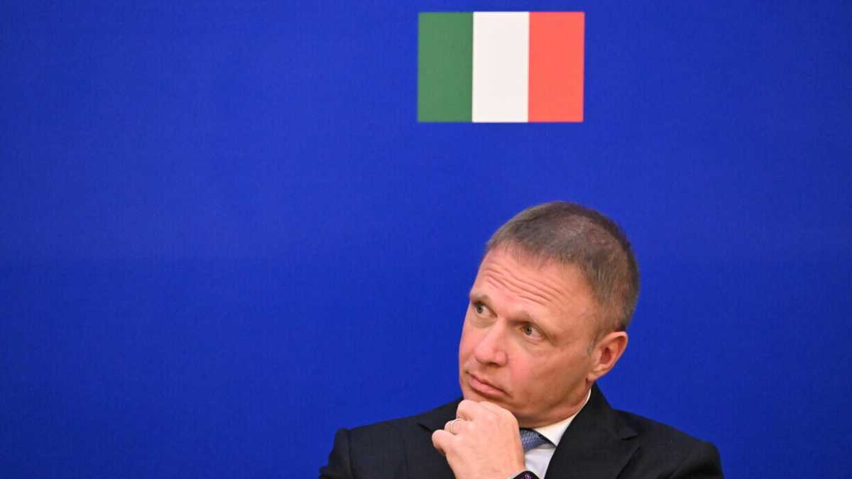 Immagine di Accostò Lollobrigida al nazismo: prosciolta. Il ministro: "Offeso dal paragone, ma rispetto la magistratura"