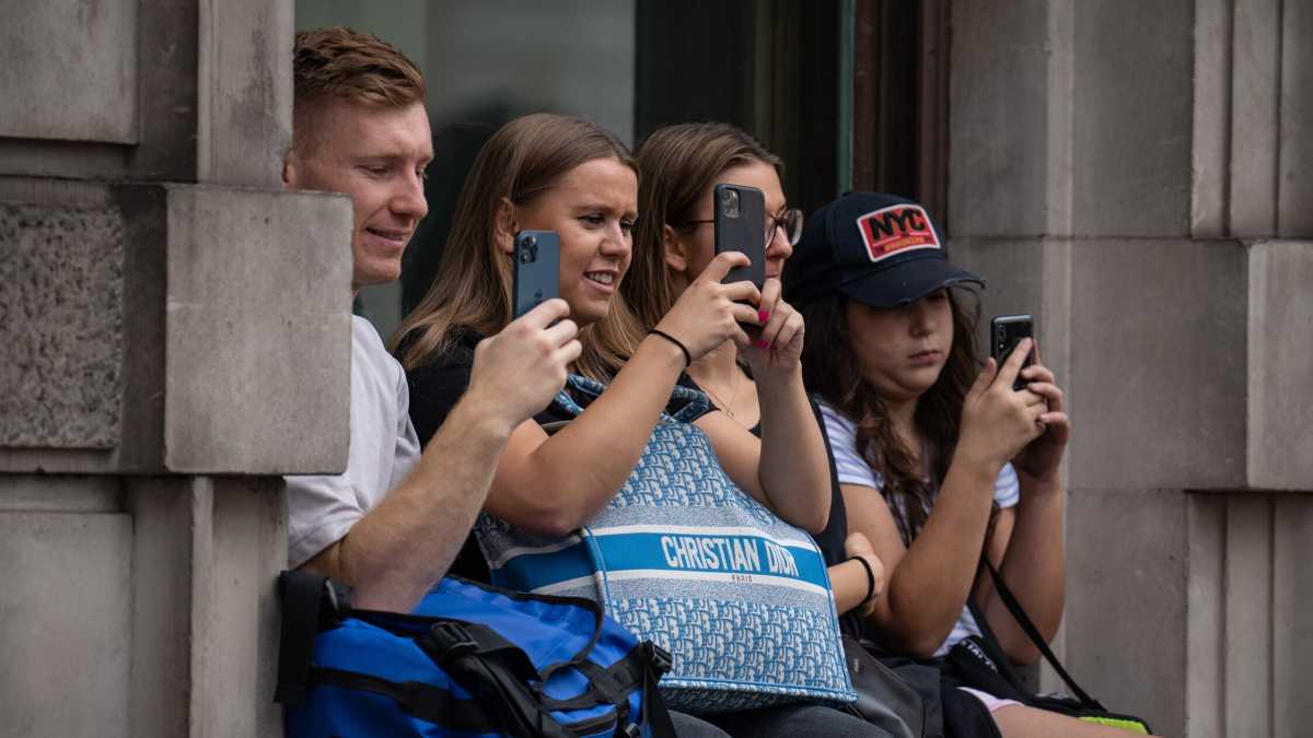 Immagine di La deprimente generazione Z, compulsivamente ricurva sullo smartphone
