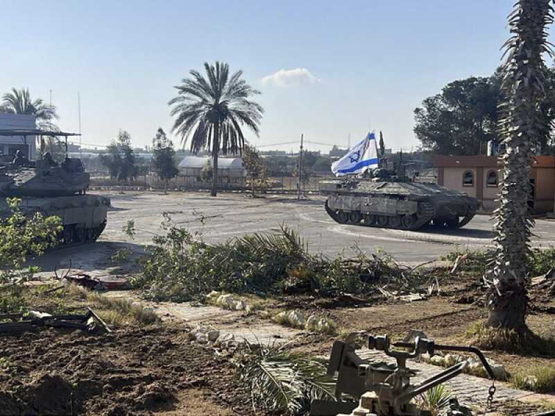 Un tank israeliano pattuglia le strade di Rafah (foto LaPresse)