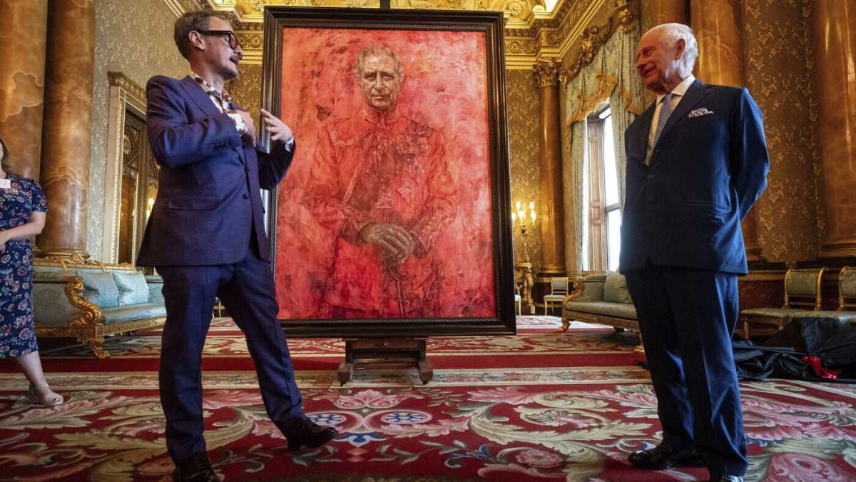 Immagine di Carlo III con farfalla. Primo ritratto ufficiale: bello, ma con un senso di precarietà