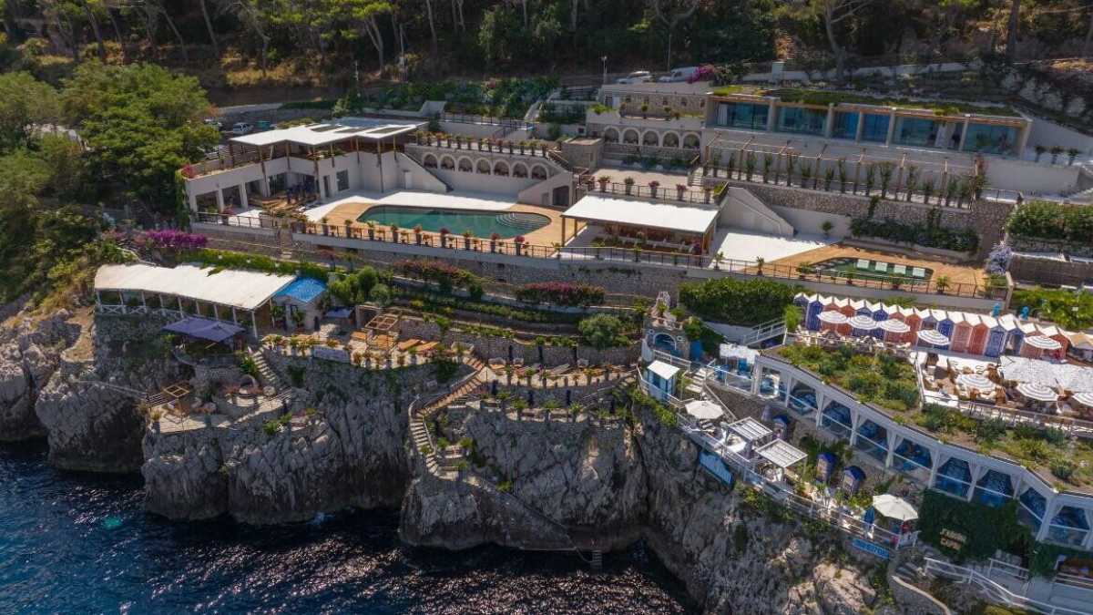 Immagine di A Capri la pizza d'autore di Franco Pepe sbarca direttamente sulle acque della Grotta Azzurra