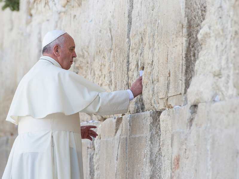 Ebrei e cattolici mai così distanti. Ecco perché (c'entra anche il Papa)