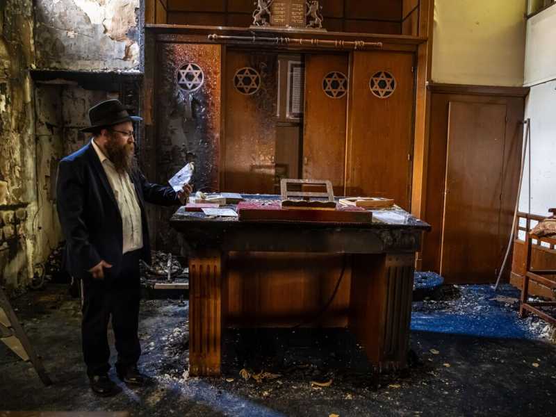 Sinagoga in fiamme nel nord della Francia. “Vogliono imporre un clima di terrore agli ebrei”