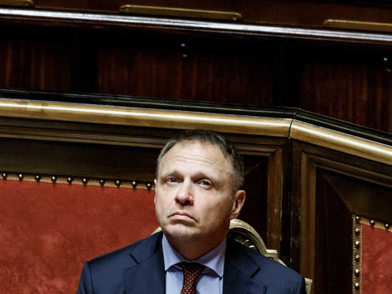 La "dolce vita" di Lollobrigida, doppi uffici, risorse, i dirigenti riluttanti mandati a "studiare"