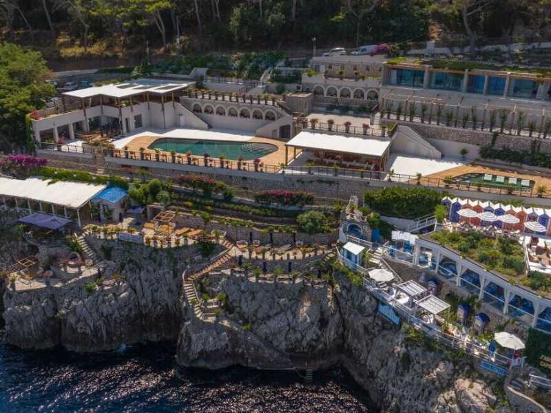 A Capri la pizza d'autore di Franco Pepe sbarca direttamente sulle acque della Grotta Azzurra