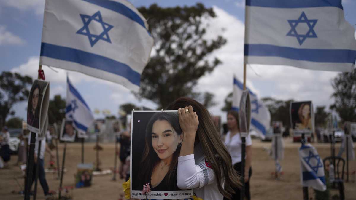 Immagine di Il silenzio del mondo della musica sul massacro al Nova Festival. Un neon