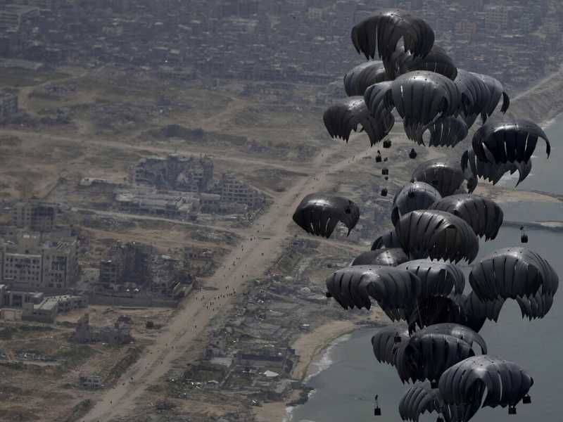 Aiuti umanitari sganciati da un aereo C-17 dell'aeronautica americana verso i palestinesi della Striscia di Gaza (AP Photo/Hussein Malla) <br />