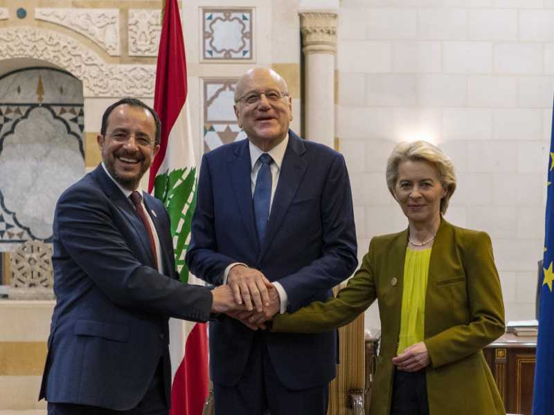 Nikos Christodoulides,Ursula von der Leyen e Najib Mikati al vertice di Beirut (foto LaPresse)