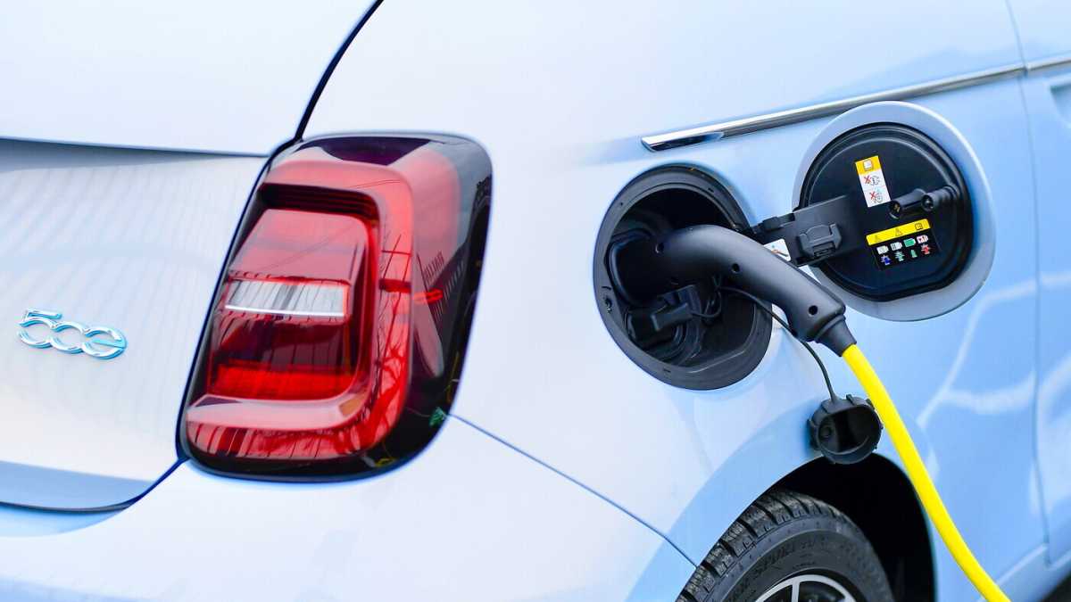 Immagine di Auto elettriche a rilento in Italia, ma il governo è già al lavoro per tassarle