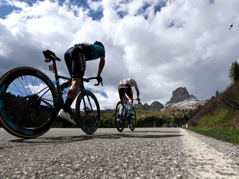 Un&rsquo;immagine della 19esima tappa del Giro d&rsquo;Italia 2023. Le Dolomiti saranno il fondale della 16esima e della 17esima tappa del Giro 2024 (foto di Tim de Waele per Getty Images)<br />