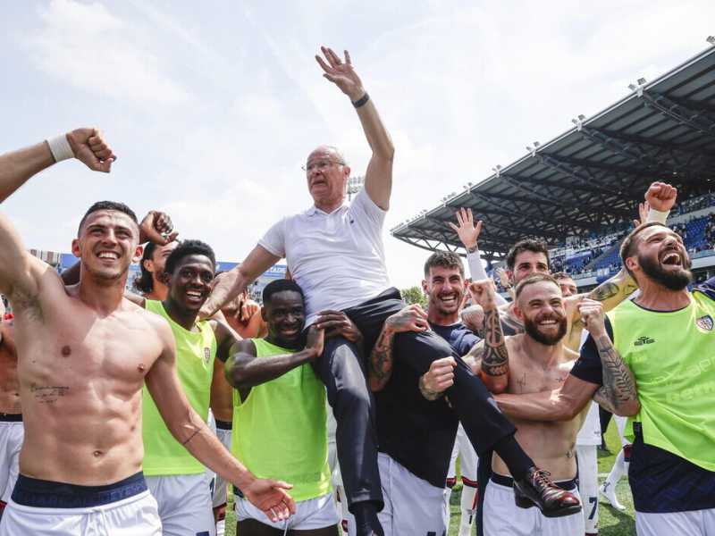 Claudio Ranieri festeggia con i suoi giocatori la salvezza del Cagliari (foto Ansa)