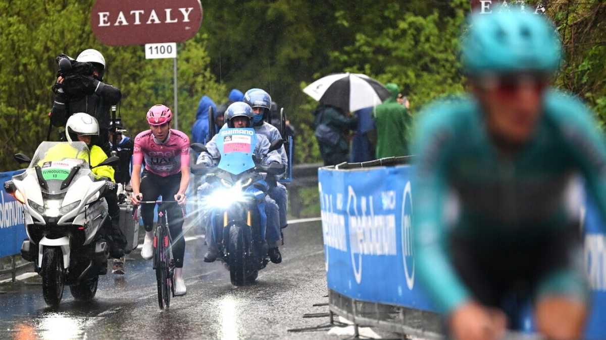 Immagine di Giro d'Italia, la vittoria di Tadej Pogacar e quell'auspicio rosa tra le mani di Giulio Pellizzari
