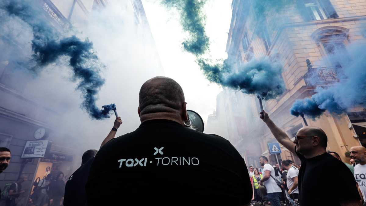 Immagine di È il giorno dello sciopero dei taxi contro il governo pro-taxi