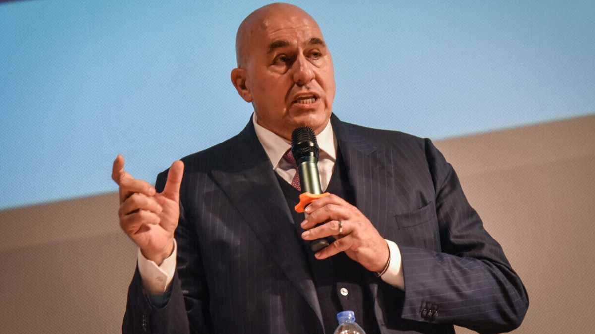 Immagine di Crosetto in ospedale: il ministro ha lasciato in ambulanza il Consiglio superiore di Difesa