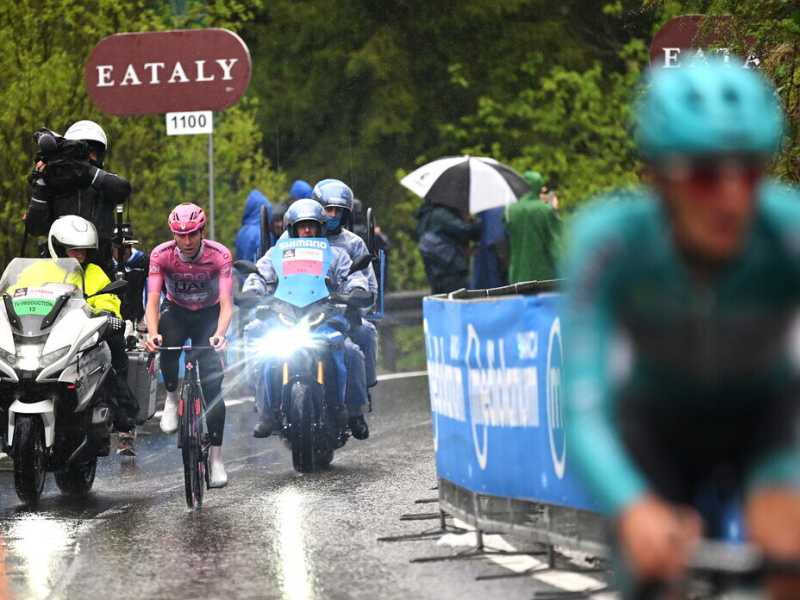 Tadej Pogacar all'inseguimento di Giulio Pellizzari nella 16a tappa del Giro d'Italia 2024 (foto Getty Images)