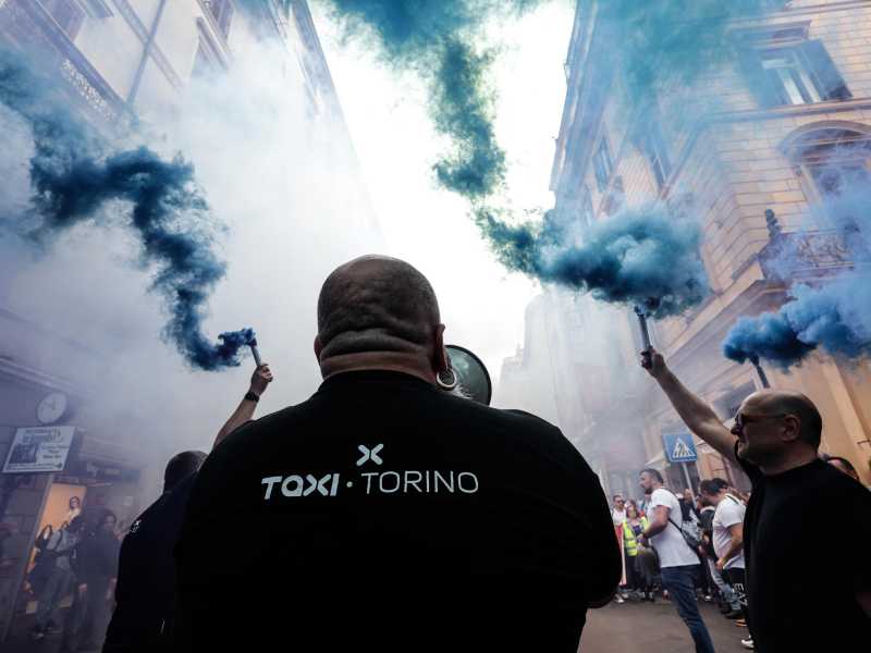Un manifestante dello sciopero dei taxi di oggi a Roma - foto Ansa