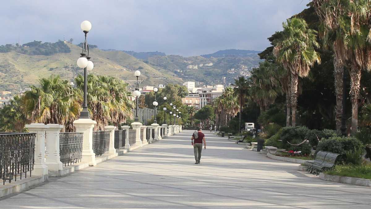 Immagine di L'Italia in un treno che arriva a Reggio Calabria