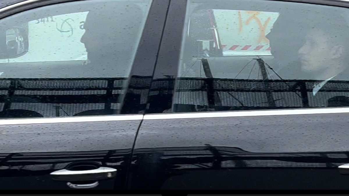 Immagine di Toti arrivato a Genova per l'interrogatorio. Il suo legale: "Presenteremo un'istanza per la revoca degli arresti"