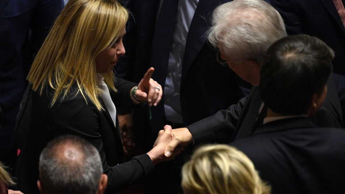 Immagine di La destra processa i senatori a vita: sono tutti di sinistra. Monti: meglio se sto zitto.