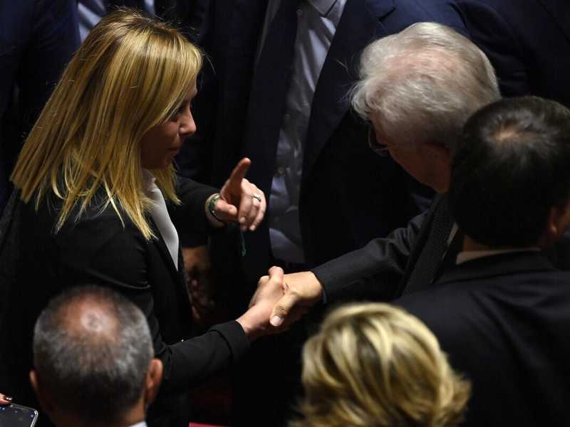 La destra processa i senatori a vita: sono tutti di sinistra. Monti: meglio se sto zitto.