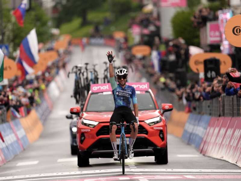 La vittoria di Andrea Vendrame a Sappada al termine della 19a tappa del Giro d'Italia 2024 (foto LaPresse)