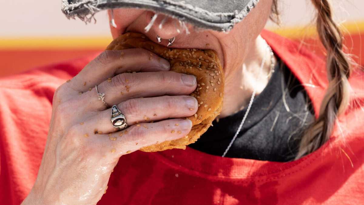 Immagine di A "Un Posto al sole" se la prendono con i fast food