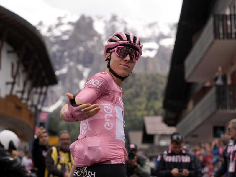 La maglia rosa del Giro d'Italia, Tadej Pogacar (foto LaPresse)