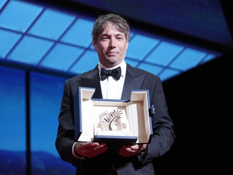 Sean Baker posa con la Palma d'oro al Festival di Cannes (foto Ap)